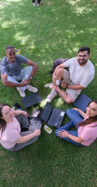 סטודנטים יודבים על הדשא יחדיו