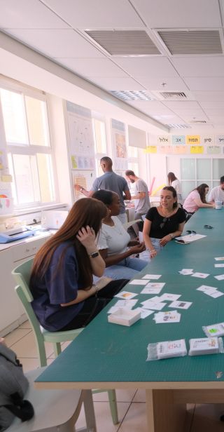 סטודנטים לומדים בסדנאות