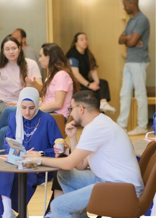 סטודנטים יושבים ומשחוחחים