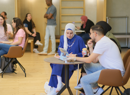 סטודנטים יושבין ומדברים בקפיטריית המכללה