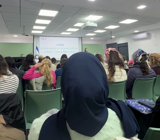 סטודנטיות במפגש בכתה בהרצאה