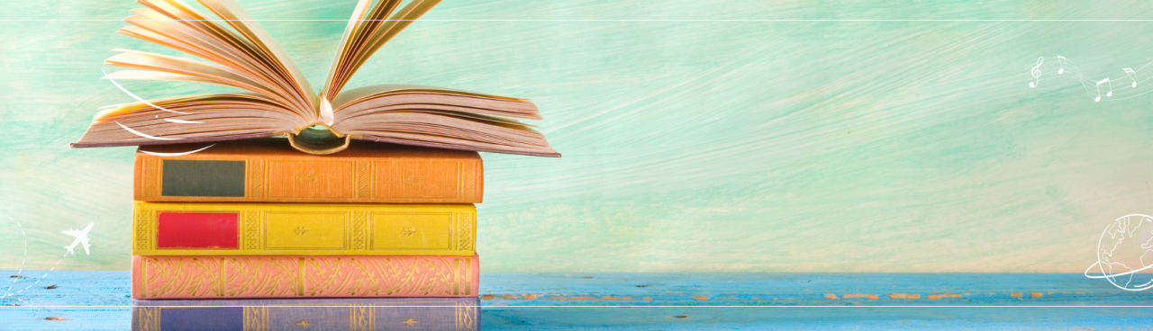 ערימת ספרים עם ספר פתוח מעל