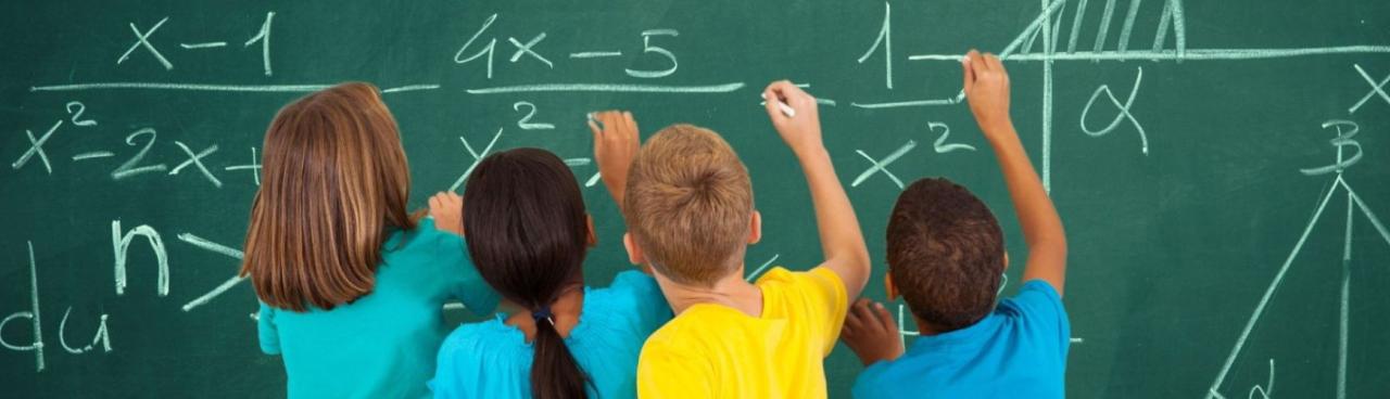 ילדיפ פותרים תרגילי חשבון על גבי לוח