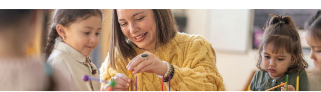 מורה וילדים עובדים ביחד