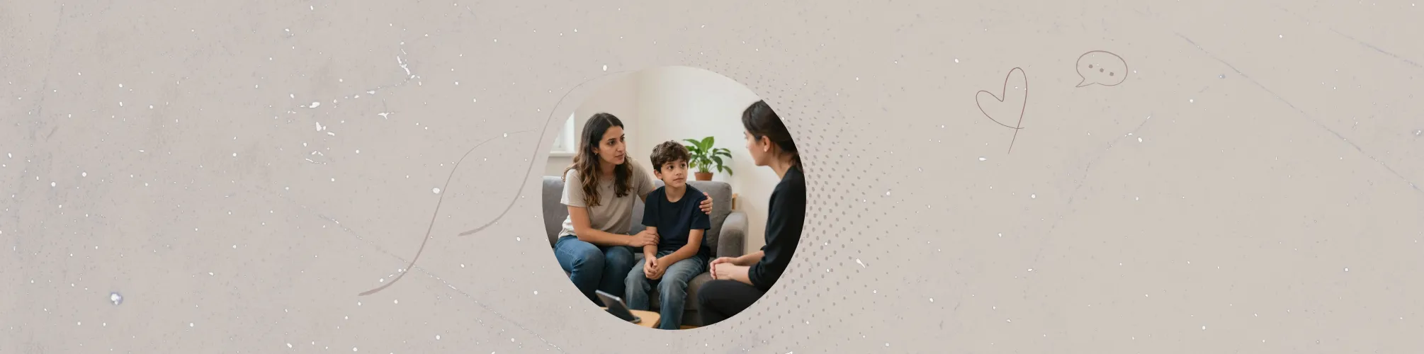 באנר עם עיגול במרכז עם ילד, הורה ויועצת ינוכית עם איורים רכים של קויים ונקודות