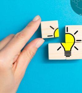 יד אוחזת בפאזל של נורה