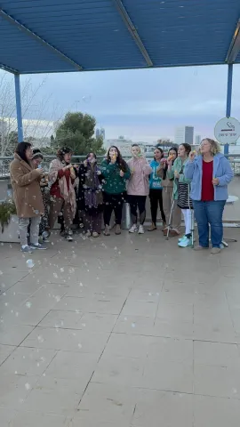 סטודנטים של החוג לחינוך בלתי פורמלי במרפסת המכללה