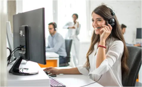 נותנת שירות מול מחשב