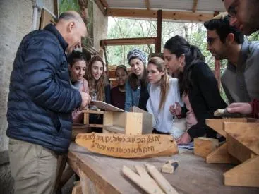 אייל בלוך מרצה במכללה עם תלמידים בנגריץ חוץ