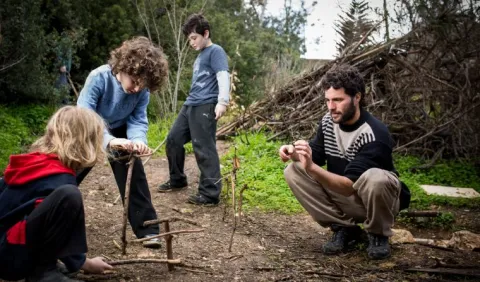 עובדים בגינה
